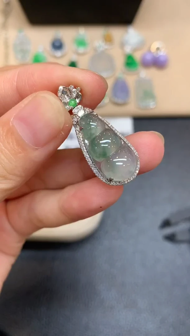 颈饰18K金镶嵌翡翠福豆【无服务费