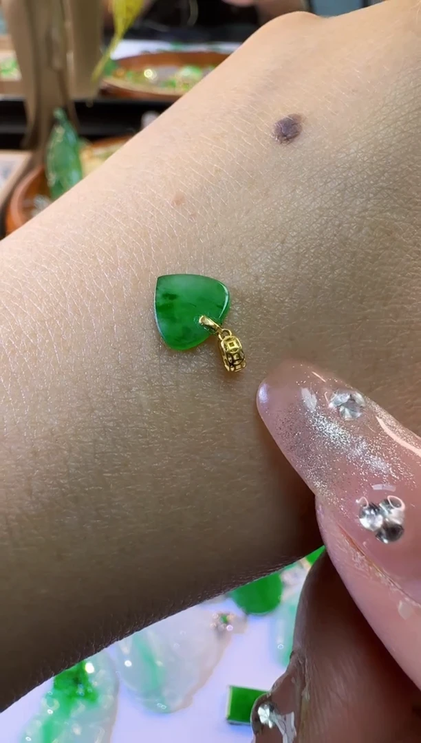 【闪购商品】翡翠颈饰18K金镶嵌缅甸A货翡翠吊坠