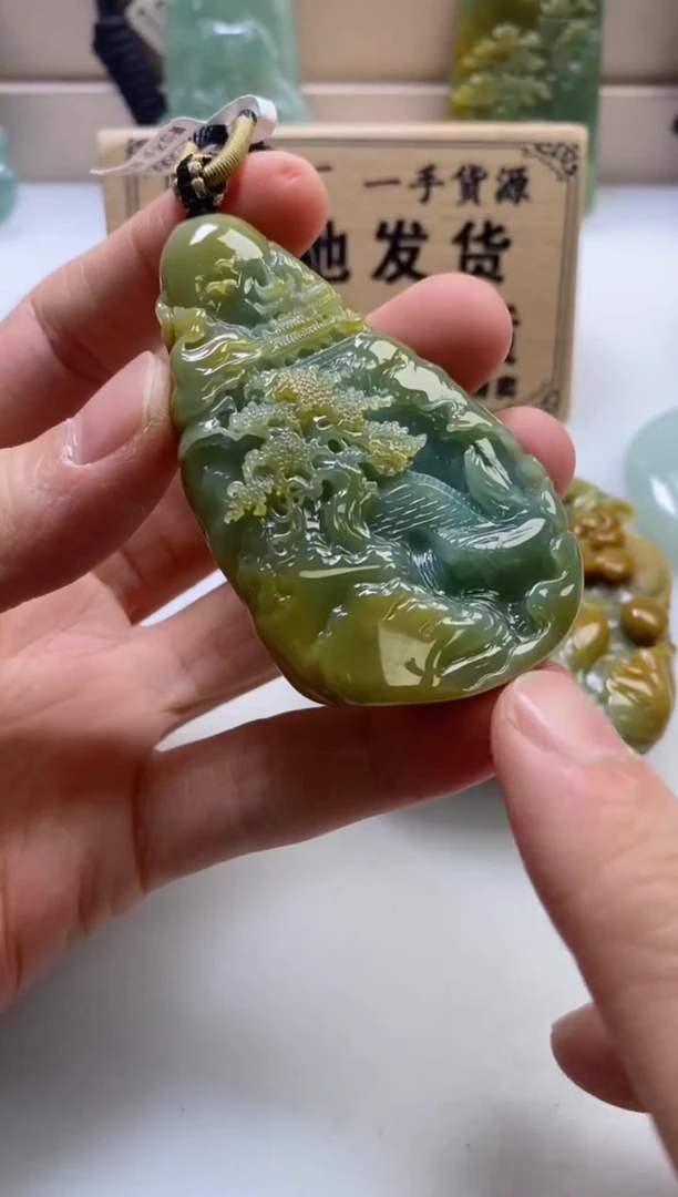 颈饰未镶嵌翡翠