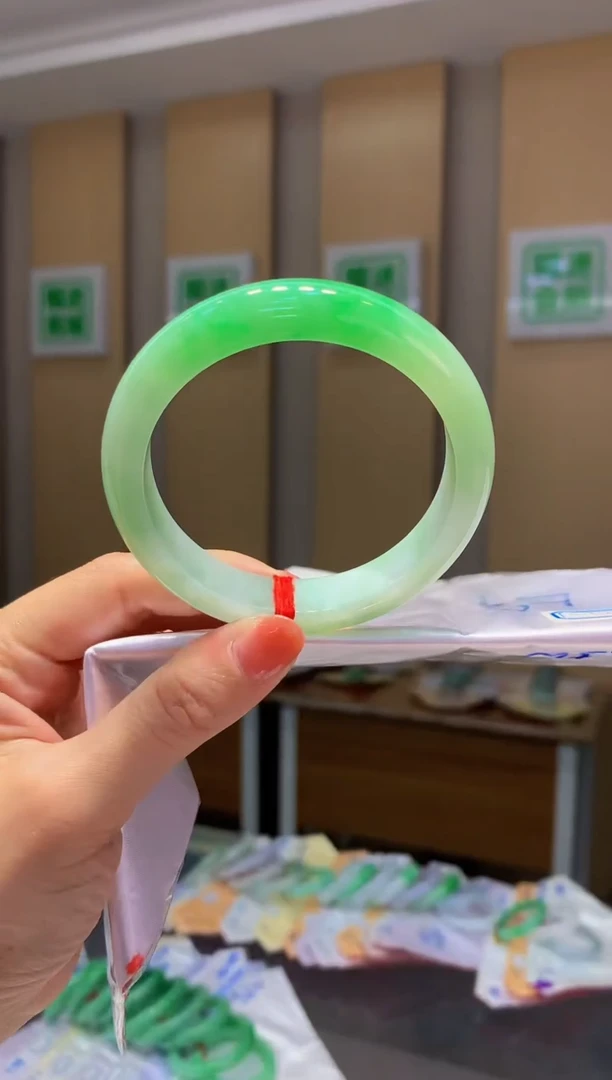 翡翠手镯未镶嵌--99圈口58.8