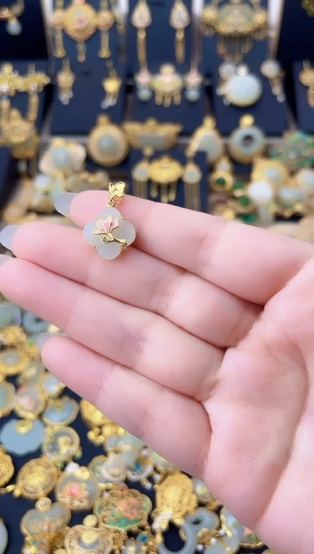 颈饰银S925镀金镶嵌和田玉蝶恋花荷花四叶草吊坠