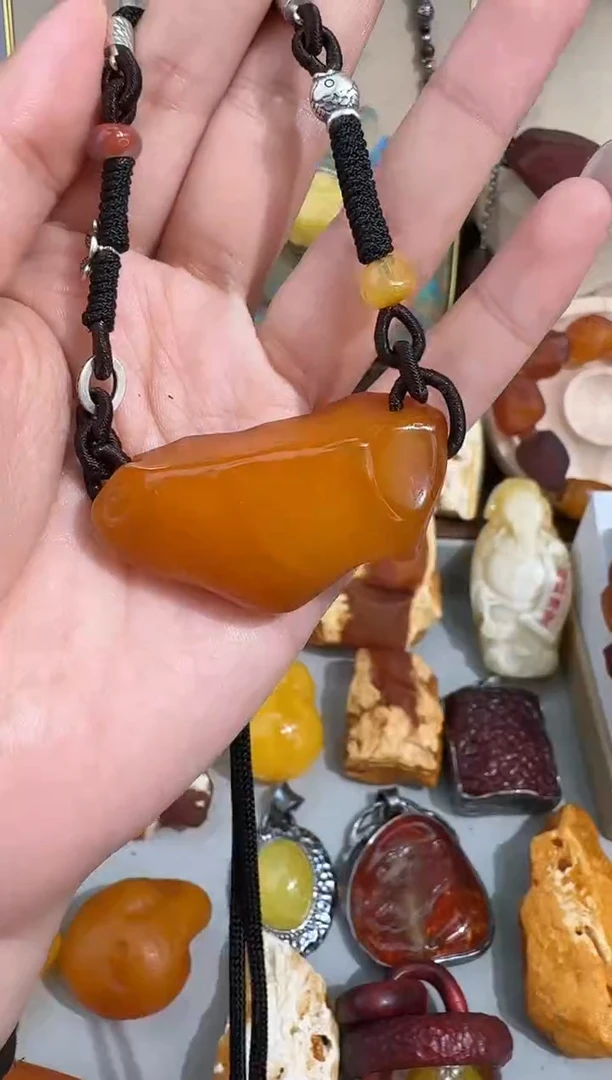 未镶嵌琥珀裸石等****g琥珀