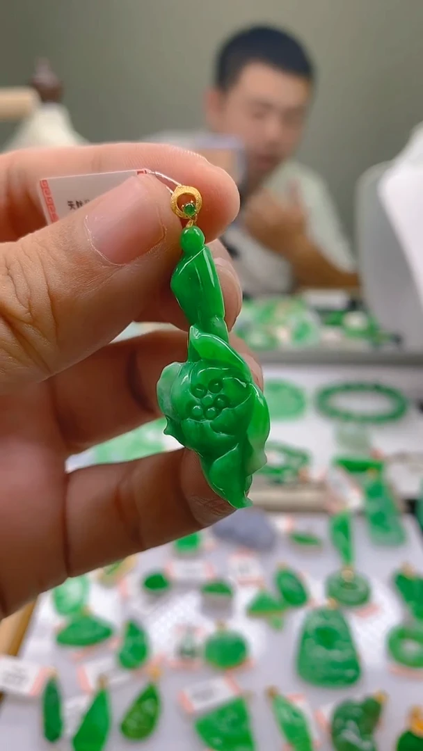 翡翠18K金镶嵌颈饰吊坠