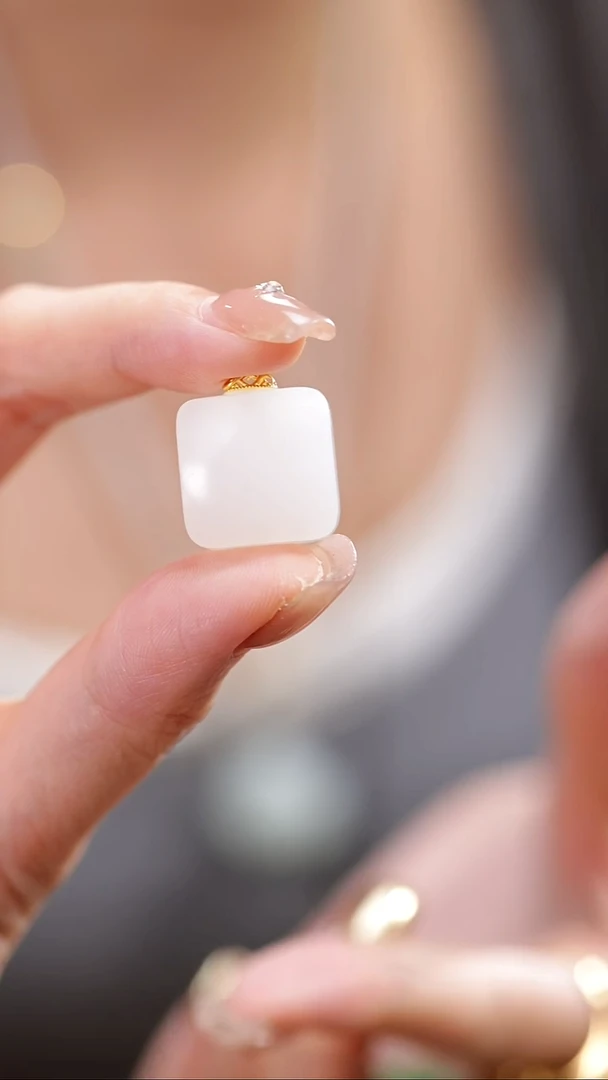 吊坠(不含链)18K金镶嵌和田玉白玉方糖吊坠