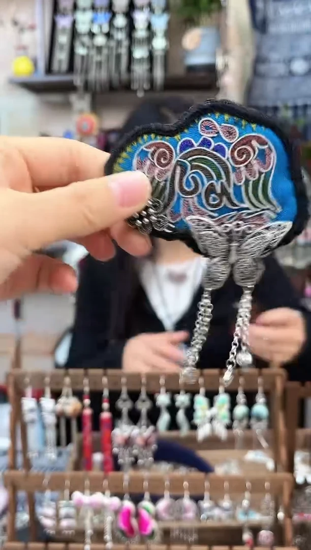 织绣民族风非遗老绣饰品519