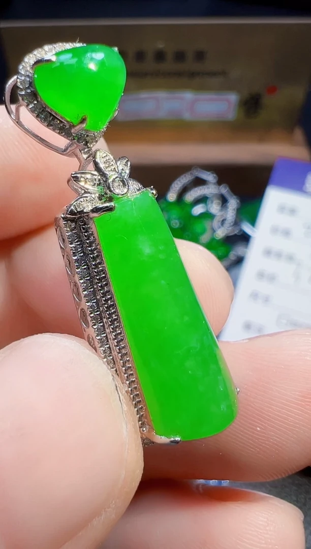 翡翠18K金镶嵌颈饰冰翡翠