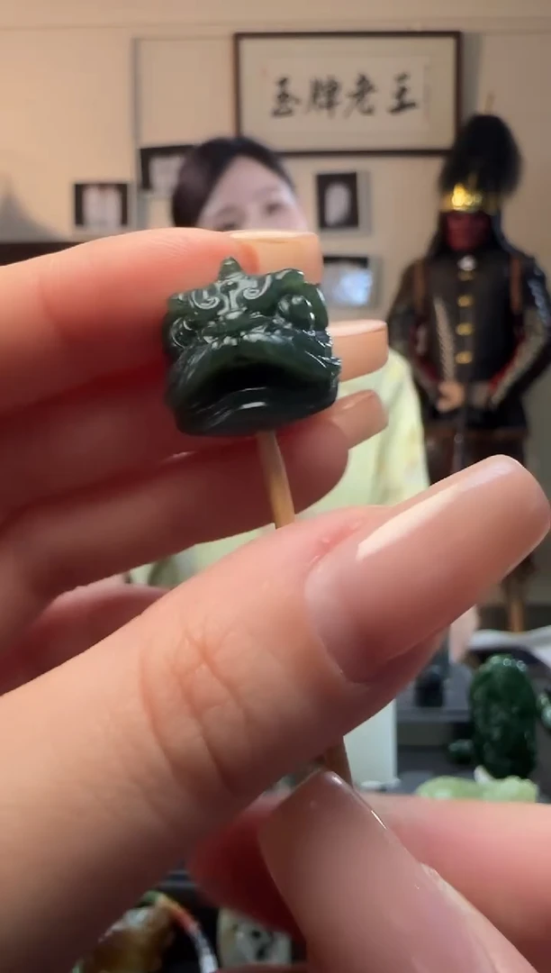 和田玉未镶嵌颈饰青玉醒狮单珠