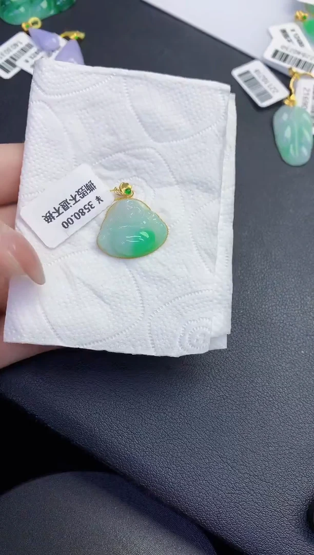 颈饰18K金镶嵌翡翠缅甸天然翡翠A货