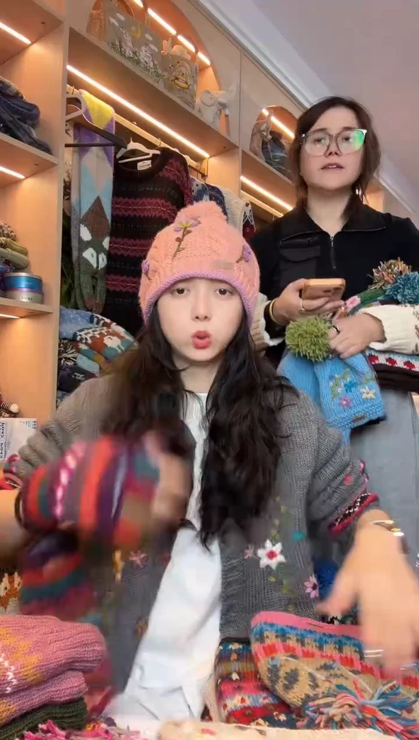 绵羊毛美利奴粉色刺绣单球帽