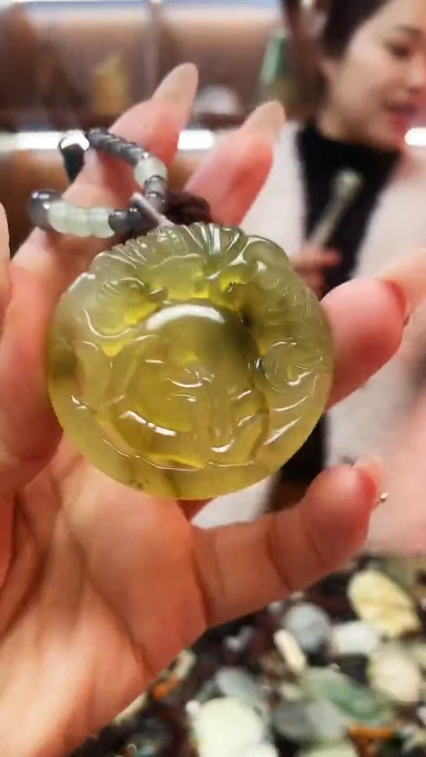 未镶嵌蛇纹石玉吊坠