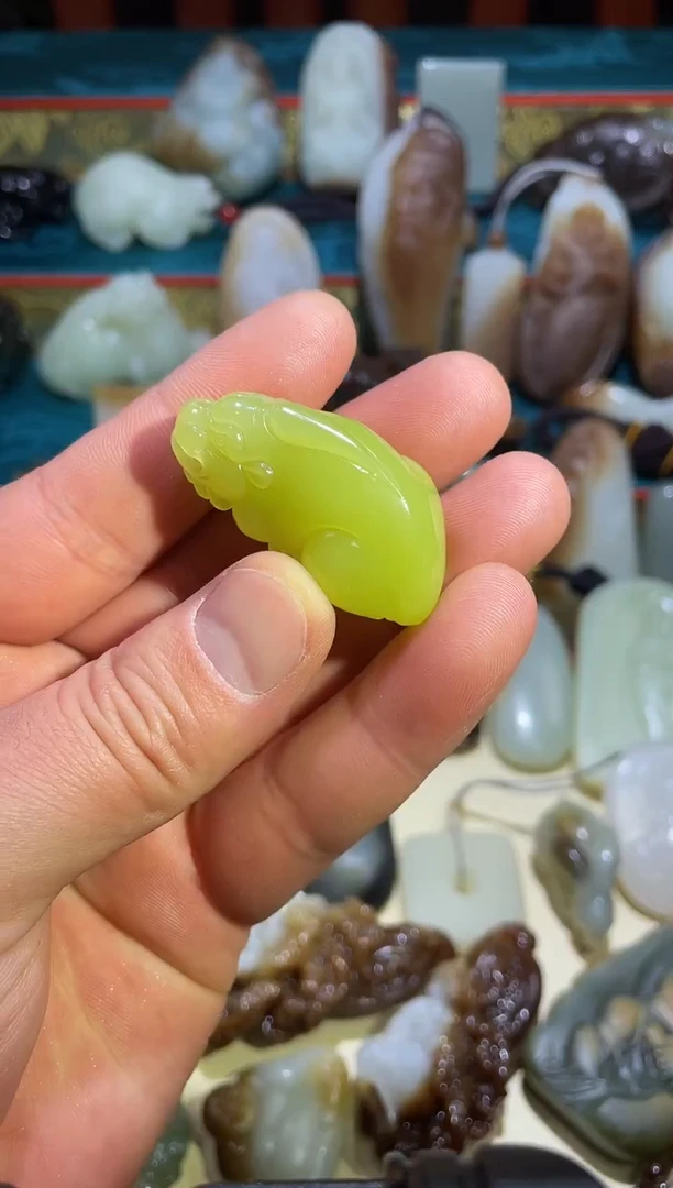 颈饰未镶嵌和田玉机油黄 貔貅