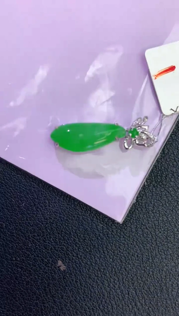 颈饰18K金镶嵌翡翠赠礼盒证书 麦麦