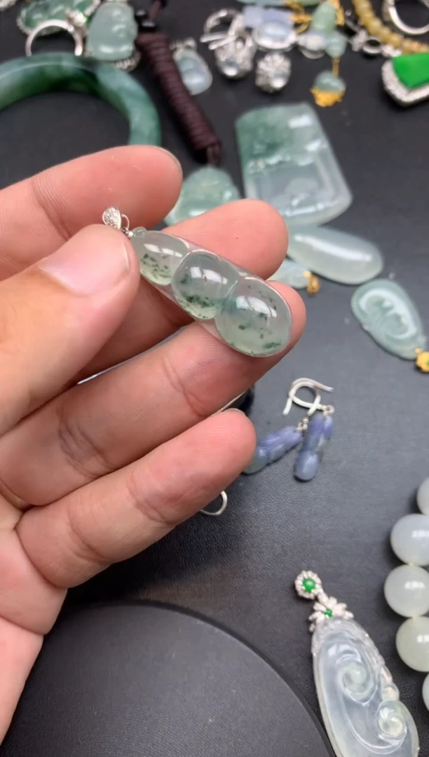 颈饰18K金镶嵌翡翠樱***子待定商品不退不换