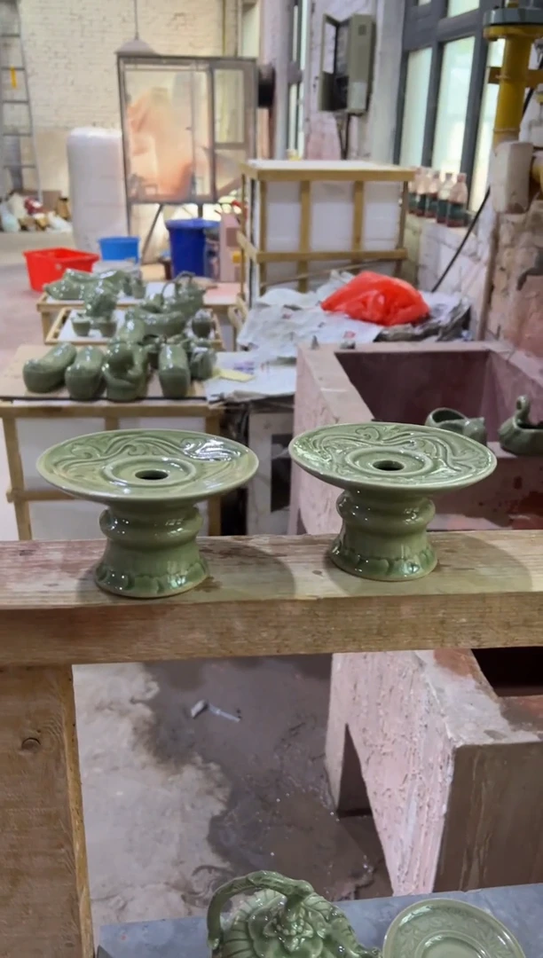 微瑕耀州窑青瓷海浪底座一对