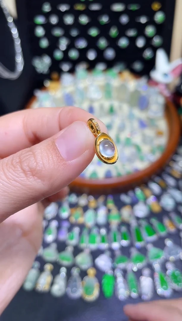 翡翠18K金镶嵌颈饰玻璃种蛋面款元宝提溜