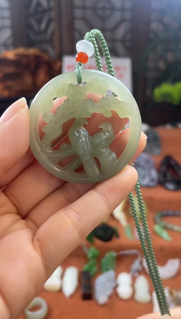 颈饰未镶嵌和田玉青海料晴水透雕喜上眉梢吊坠带证书