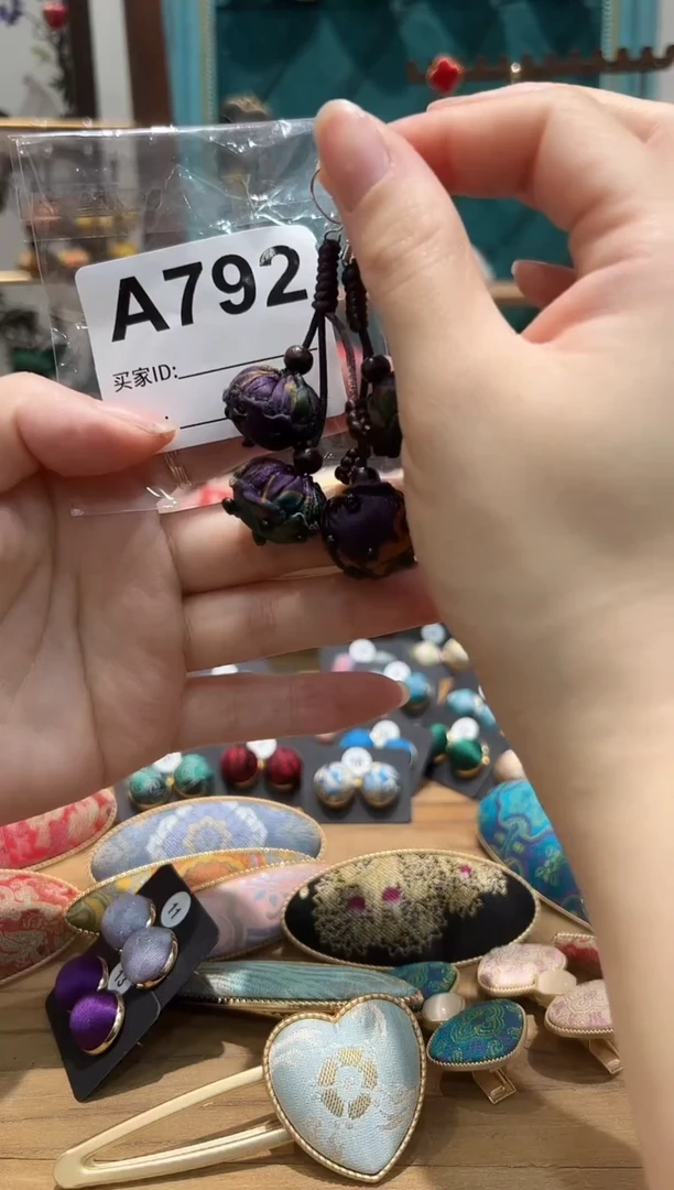 【闪购商品】【一物一拍专车】A792 莲蓬耳环一对