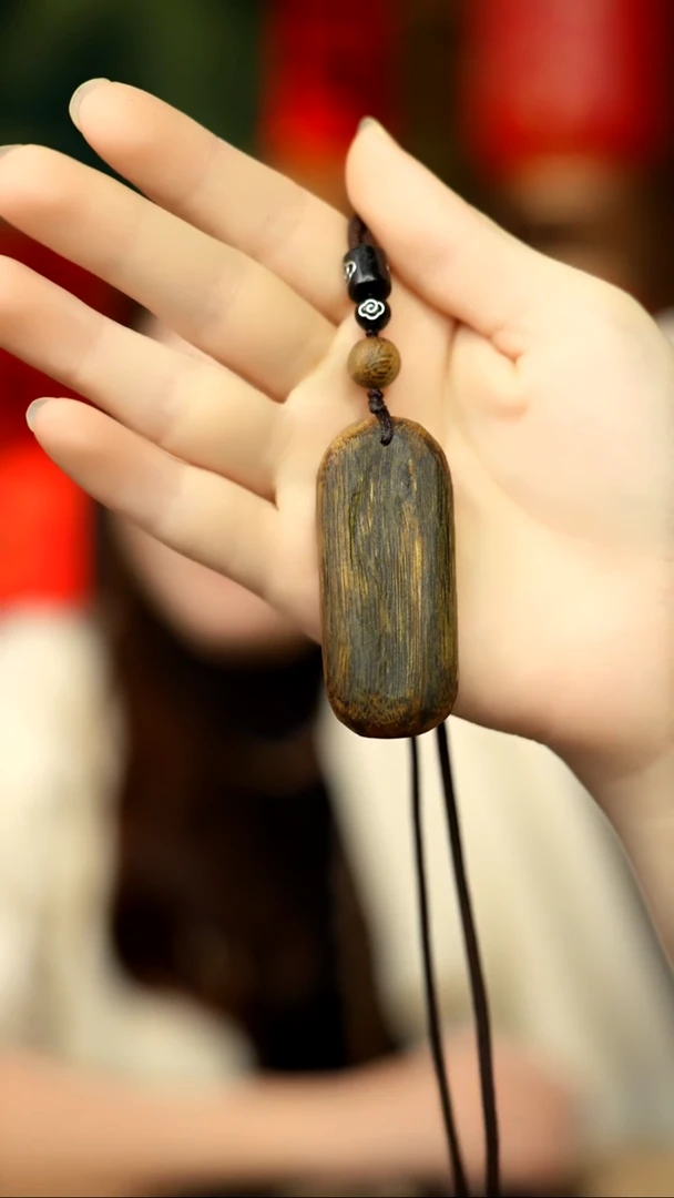 【闪购商品】沉香吊坠青霞树心油无事牌