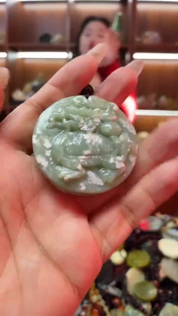 未镶嵌蛇纹石玉吊坠