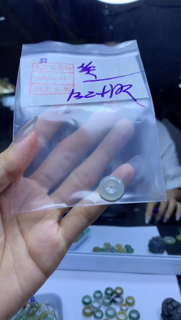 未镶嵌定制翡翠笑*嘻32小扣子142元毛货需精抛光发