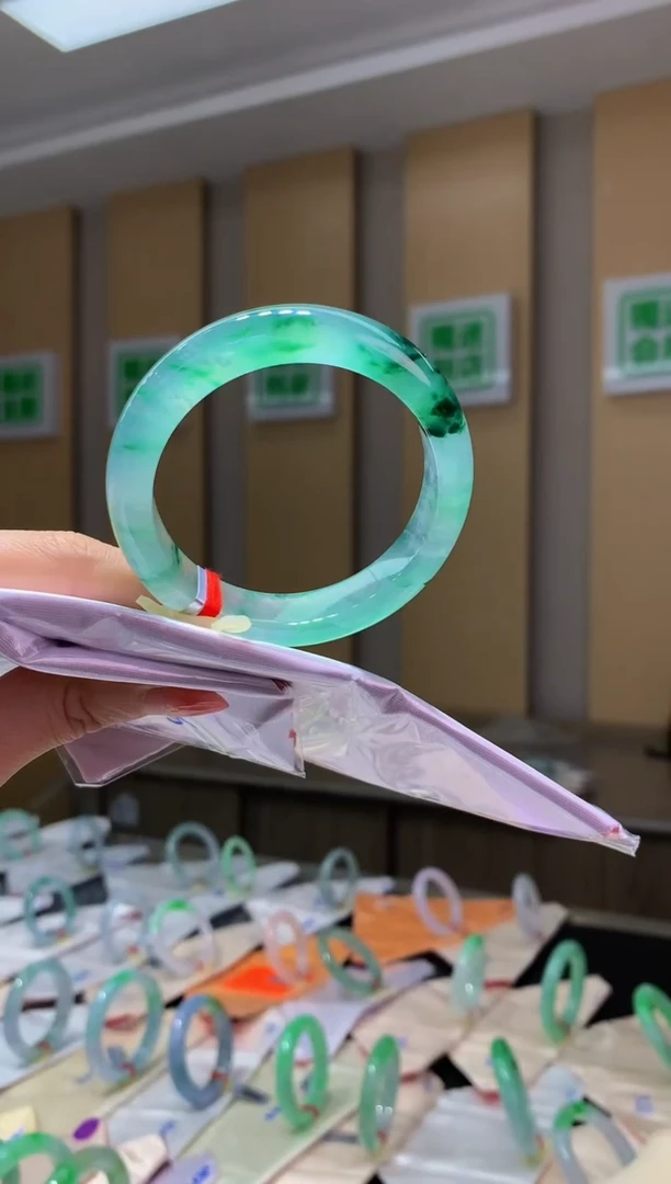 未镶嵌手镯翡翠- 圈口 全款240万 定金2万
