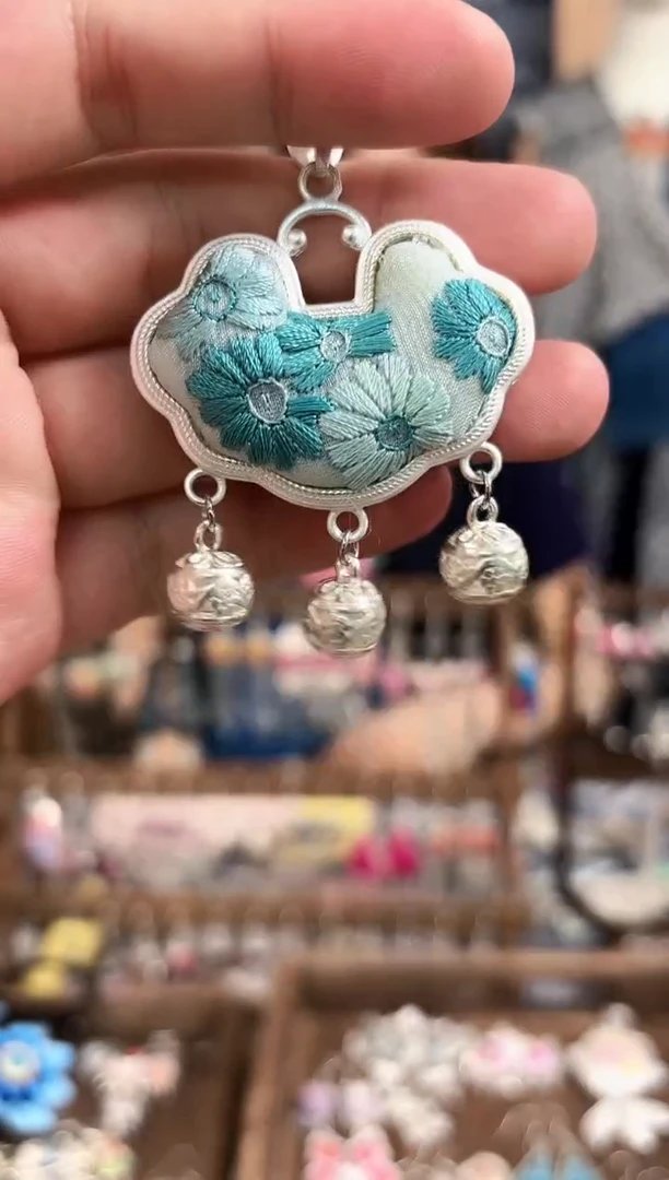 织绣民族风非遗老绣饰品200