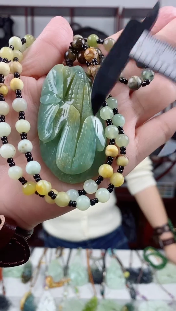 未镶嵌岫玉颈饰1