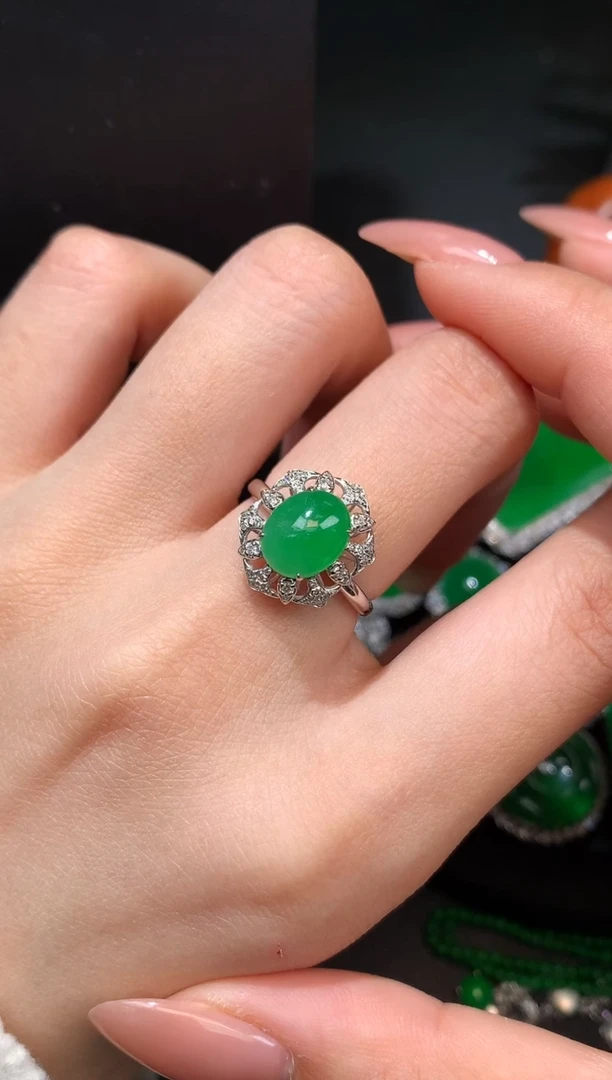 颈饰18K金镶嵌翡翠戒指