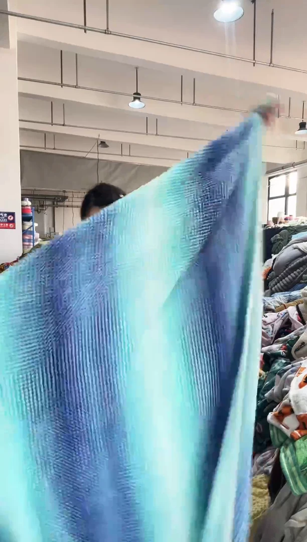 混纺主播手上展示的产品