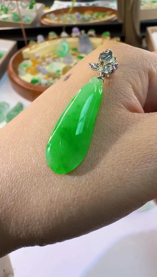 【闪购商品】翡翠颈饰18K金镶嵌缅甸翡翠A货挂件