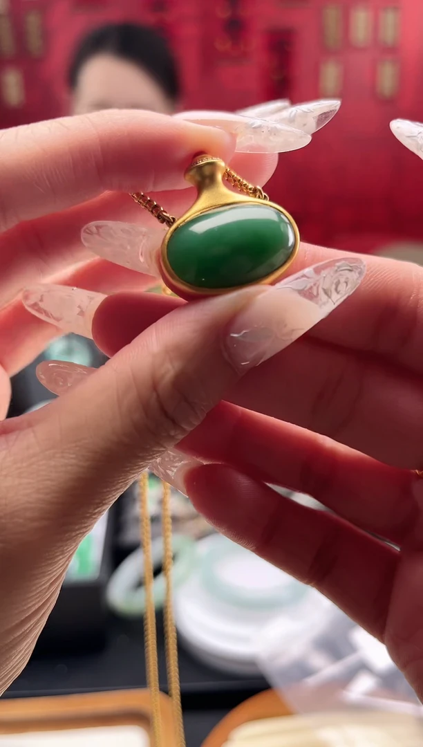 【闪购商品】翡翠颈饰18K金镶嵌吊坠