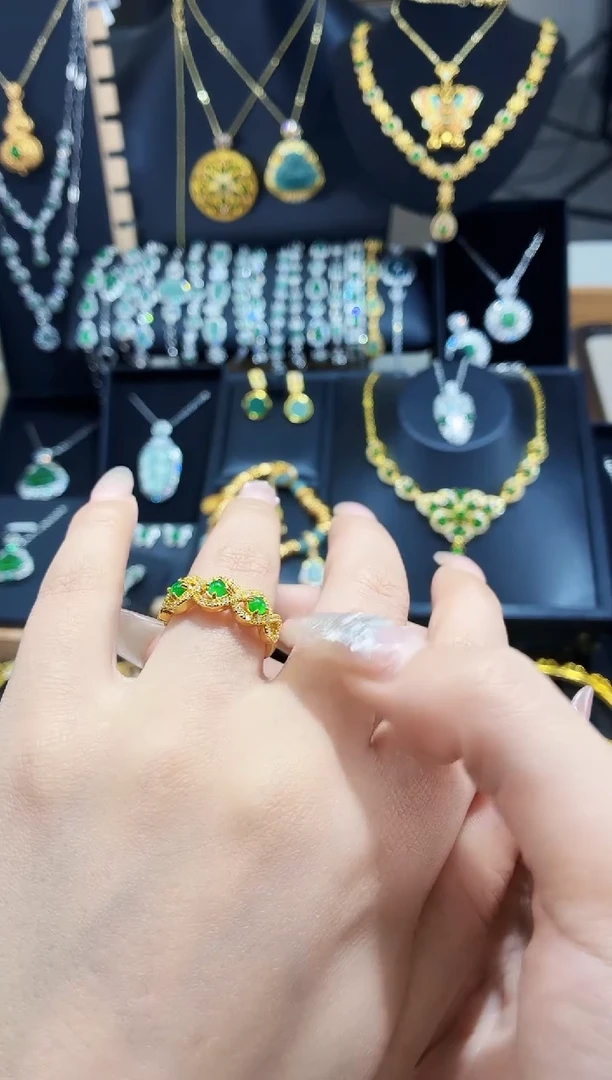 翡翠未镶嵌吊坠(赠链)天然翡翠a货 多样性发其一