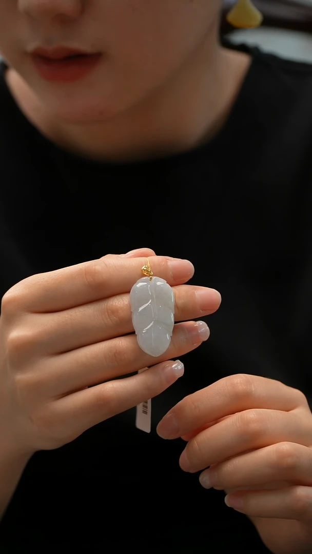 颈饰18K金镶嵌翡翠叶子