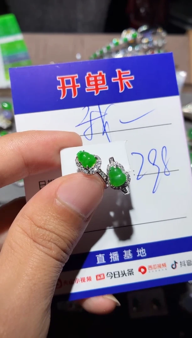 翡翠银S925镶嵌耳饰我不想去上学