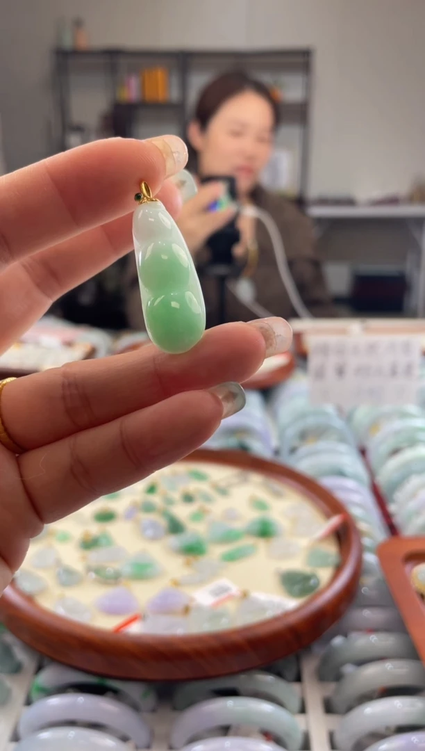 颈饰18K金镶嵌翡翠多样性发一