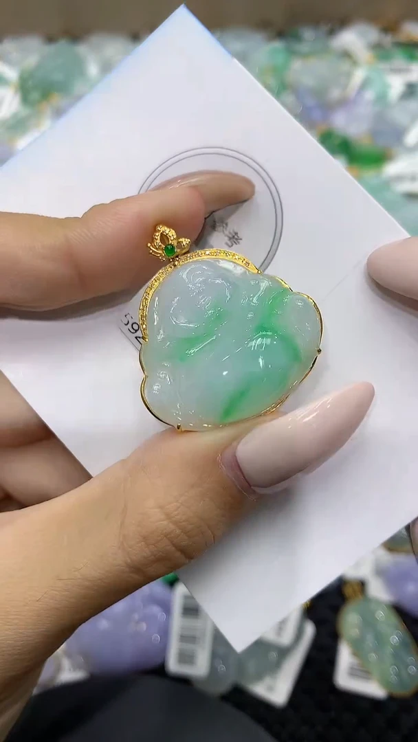 颈饰18K金镶嵌翡翠111111111111