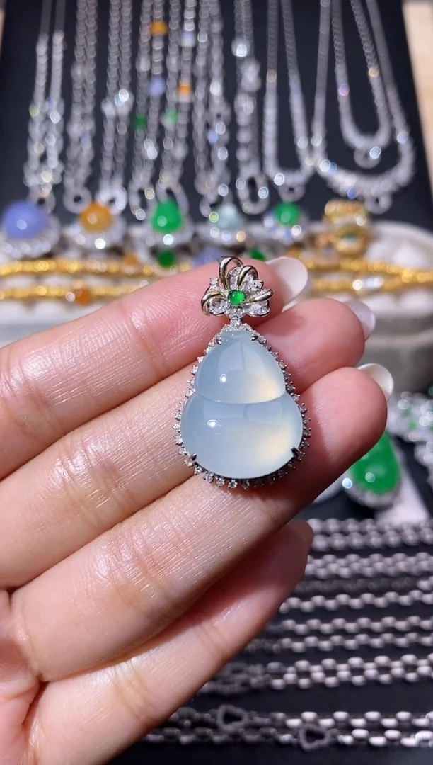 颈饰18K金镶嵌翡翠吊坠