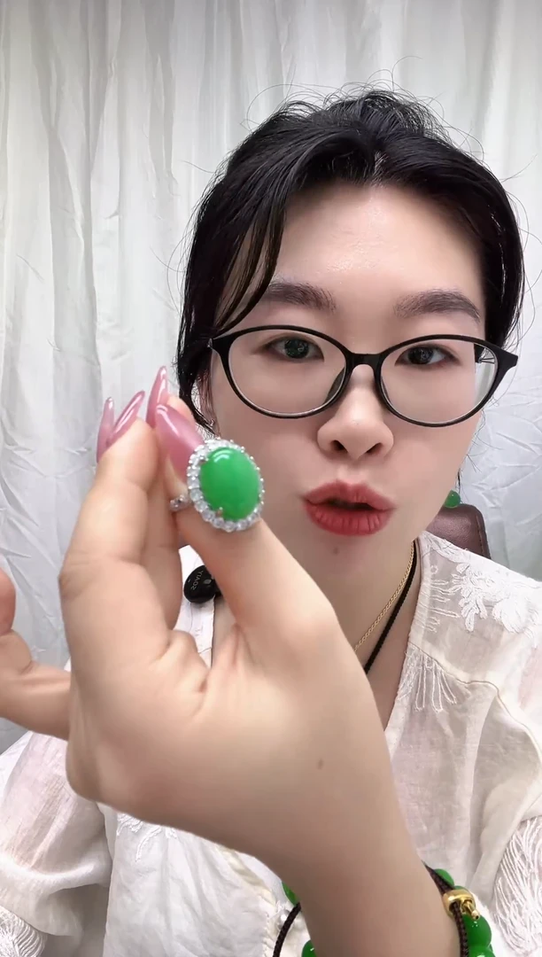 14K金镶嵌戒指翡翠鸽子蛋戒指