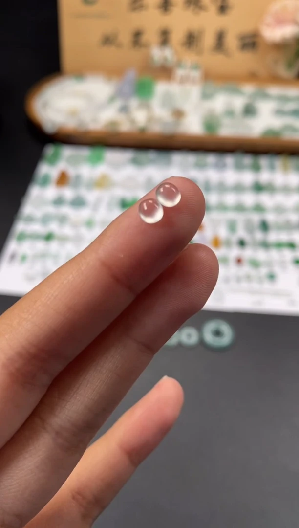 翡翠未镶嵌颈饰翡翠冰种蛋面一对