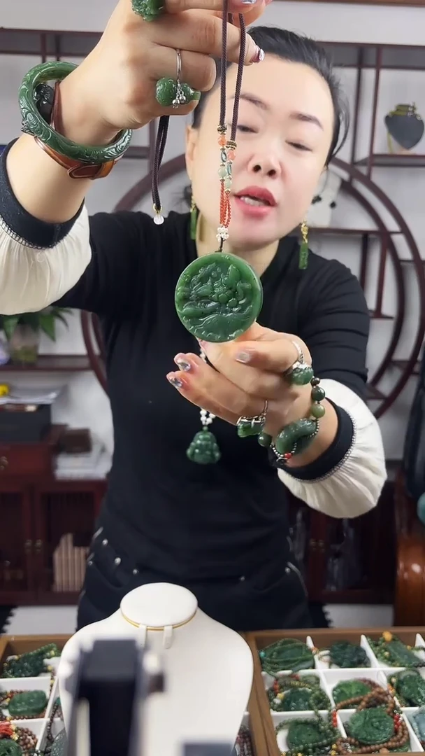 颈饰未镶嵌和田玉荷花