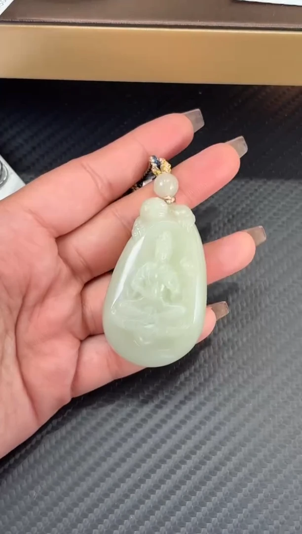 吊坠(赠链)未镶嵌和田玉且末微色差迪克兰一细吊坠