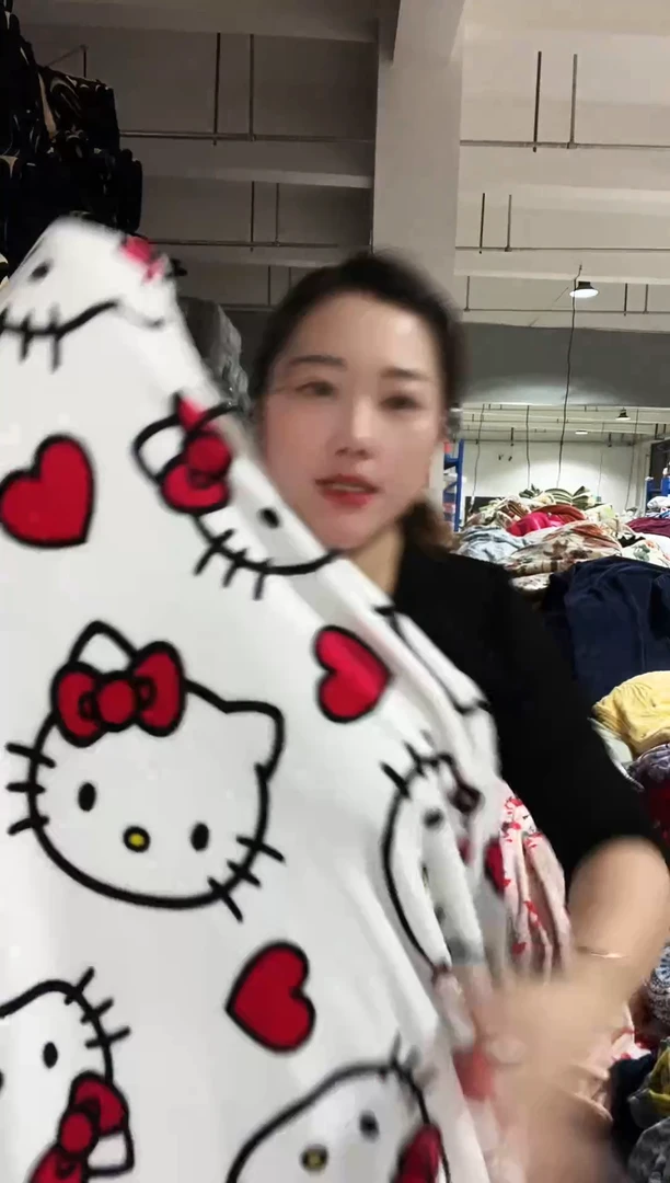 混纺主播手上展示的产品