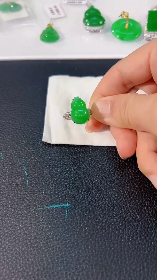 颈饰18K金镶嵌翡翠 缅料A货/支持复检/一件