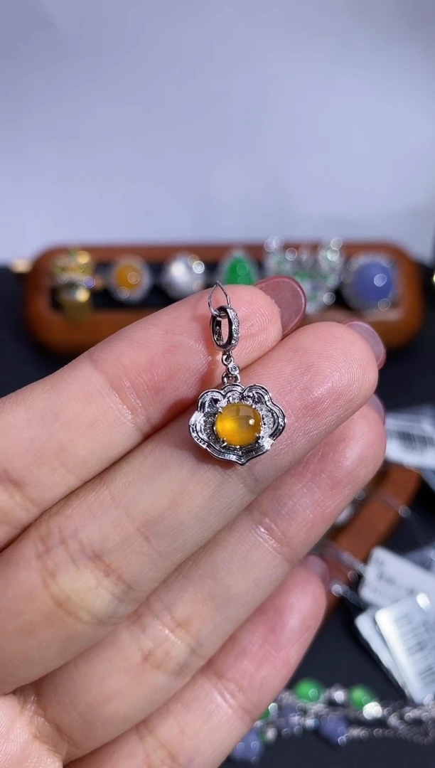 【闪购商品】翡翠颈饰18K金镶嵌吊坠