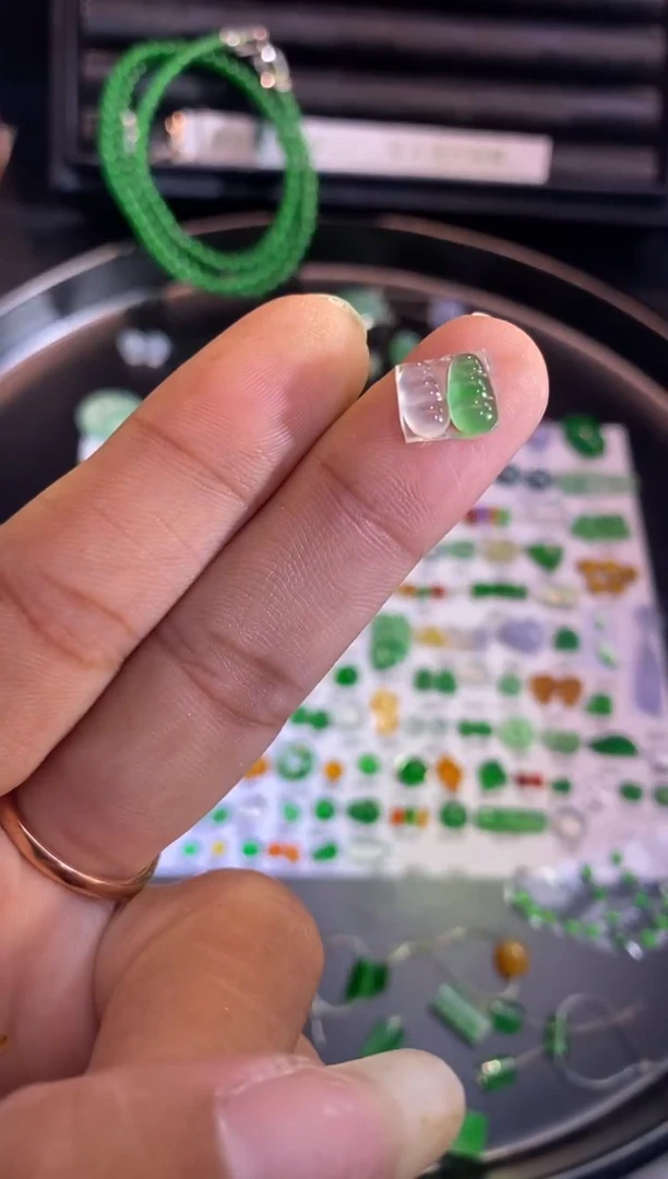 翡翠挂件未镶嵌豆子