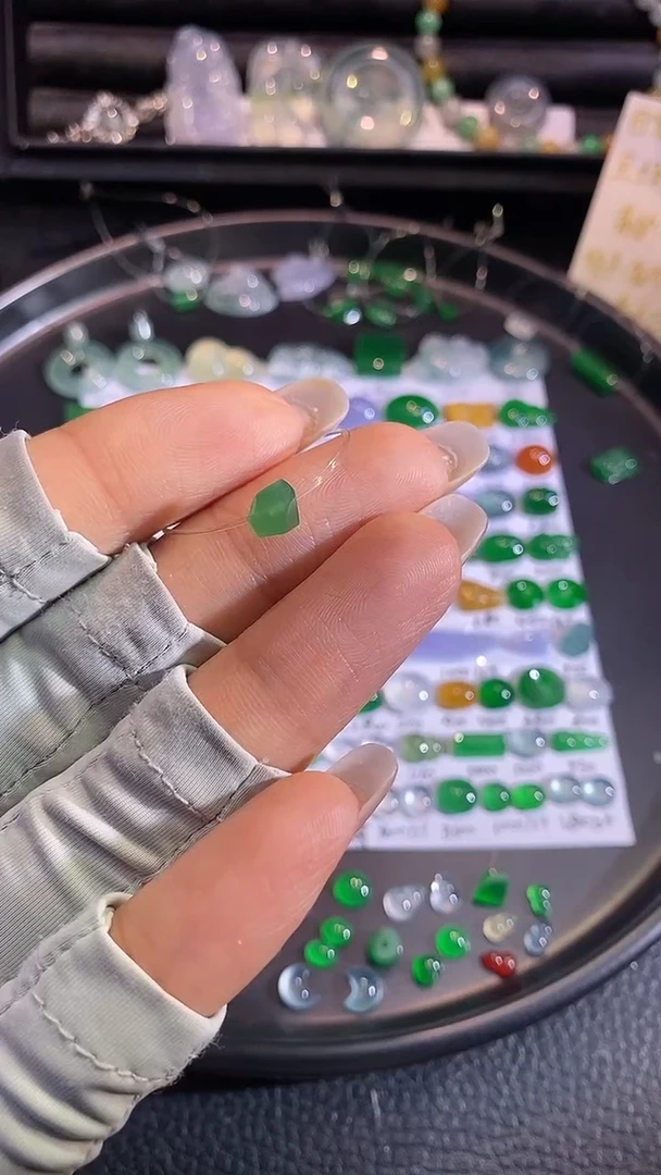 翡翠挂件未镶嵌切割