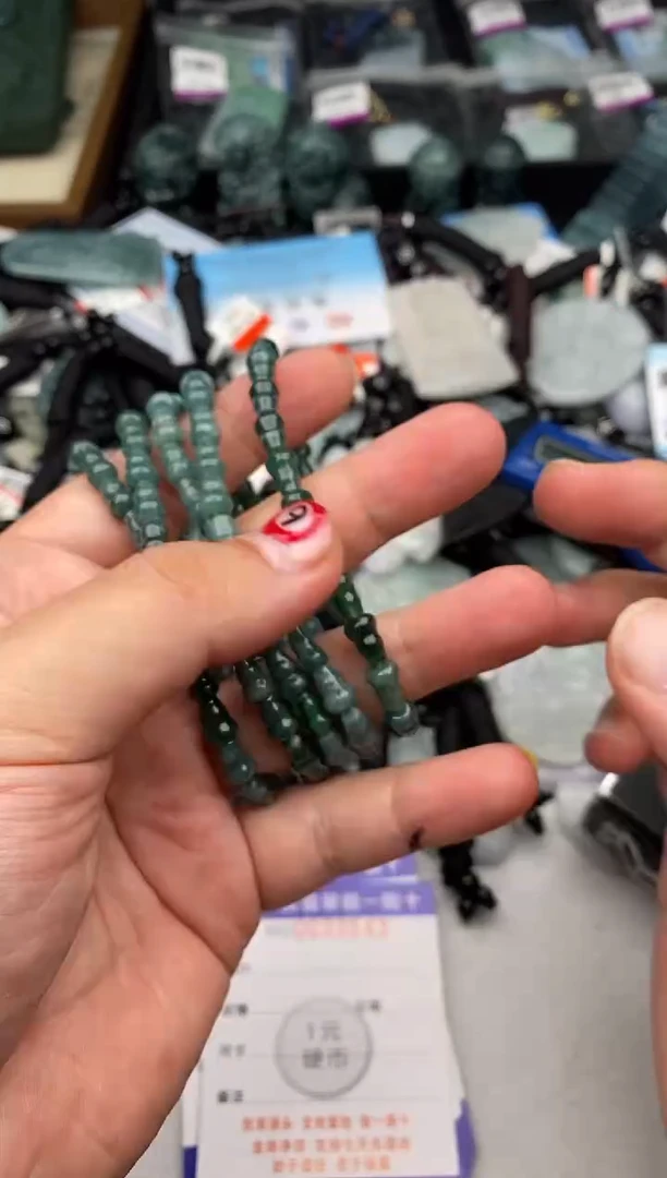 翡翠未镶嵌颈饰 多样性发其一