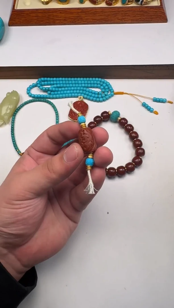 18K金镶嵌南红玛瑙挂件贝*～配饰配饰