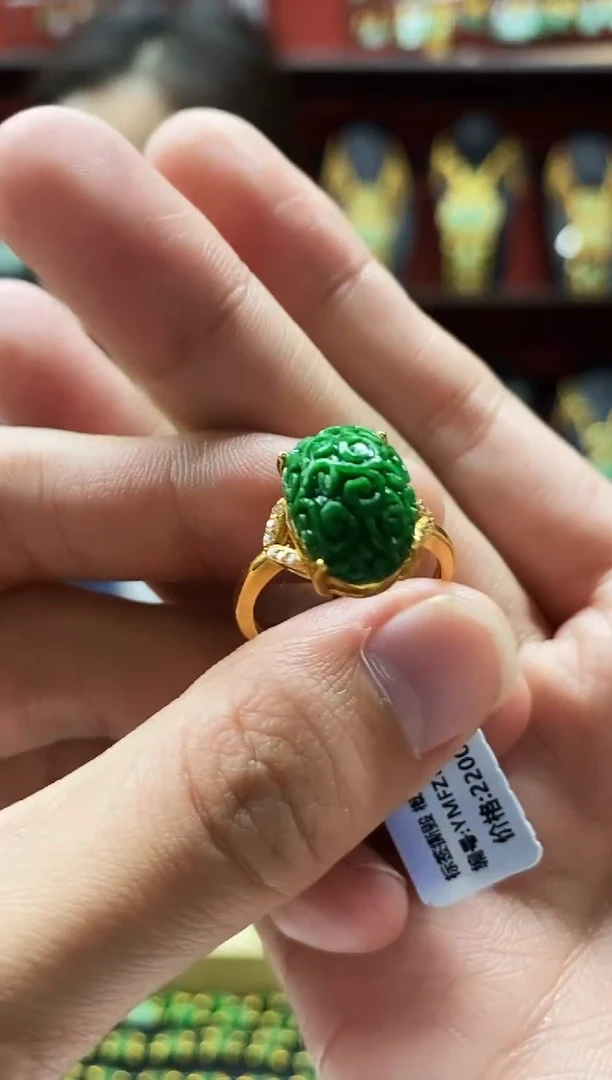 颈饰未镶嵌翡翠戒指