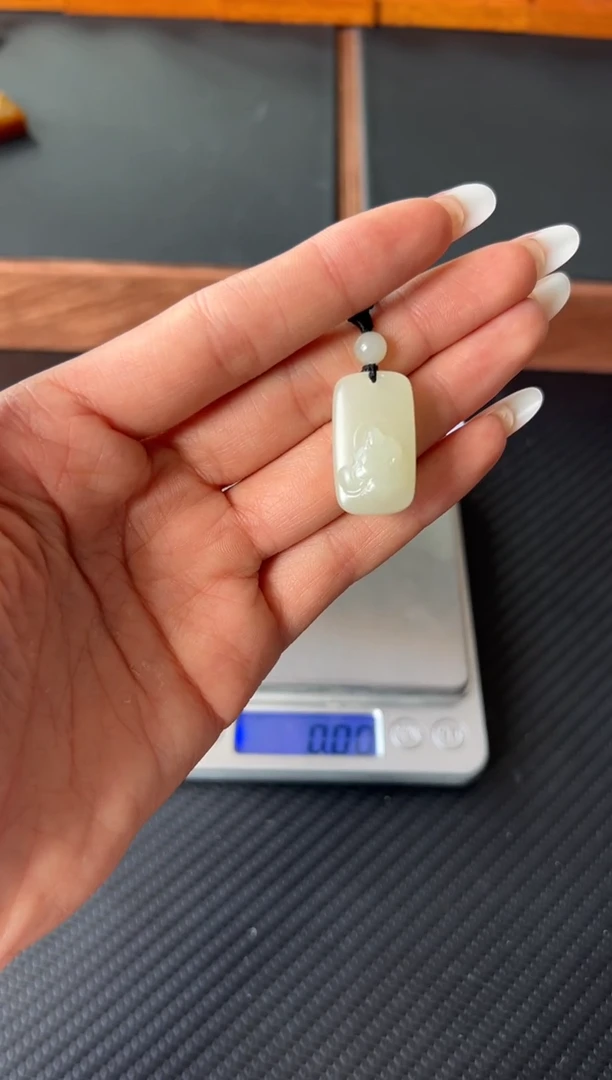 吊坠(赠链)未镶嵌和田玉且末微色差迪克兰一细吊坠